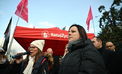 Sąd nakazał umieszczenie przeprosin na portalu Fundacji Życie i Rodzina Kai Godek (z prawej), bo pod