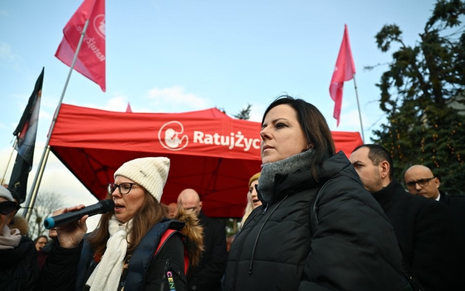 Sąd nakazał umieszczenie przeprosin na portalu Fundacji Życie i Rodzina Kai Godek (z prawej), bo pod