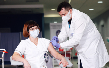 PILNE: W Polsce ruszyły szczepienia przeciwko Covid-19