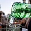 Wykryli szkło w popularnej wodzie. GIS ostrzega, producent reaguje