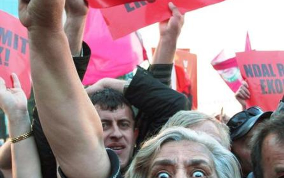 Albania, Tirana. Zwolennicy partii socjalistycznej podczas antyrządowej manifestacji