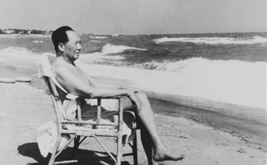 Lata 50. Mao Zedong na plaży w Beidaihe.