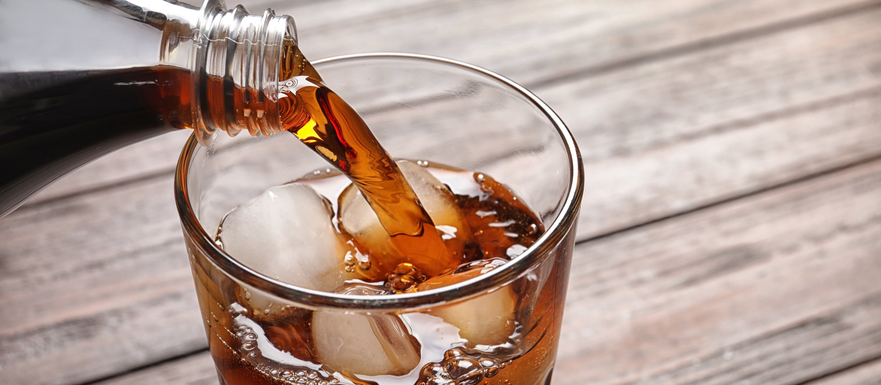 Picie tych napojów zwiększa o 60 proc. ryzyko chorób wątroby. Dla wielu są zdrowszą opcją