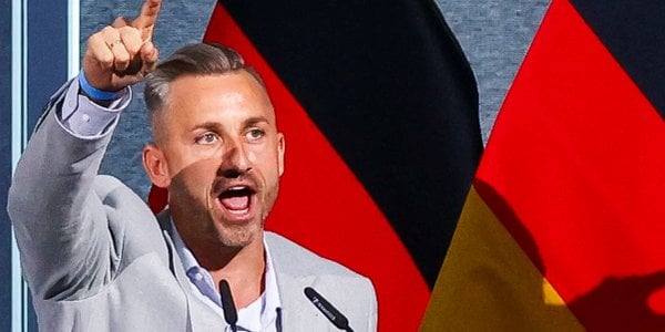 AfD planuje w Saksonii-Anhalcie: zakaz tęczowych flag, praca dla azylantów, nowe obozy