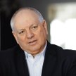 Sylwester Cacek, prezes Sfinksa, zapowiada dalsze ograniczanie kosztów działalności centrali spółki.
