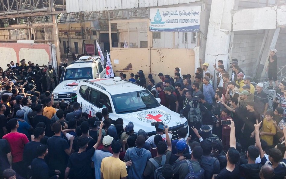 Pojazdy Czerwonego Krzyża transportują zakładników przetrzymywanych od 7 października 2023 r. w Gazi