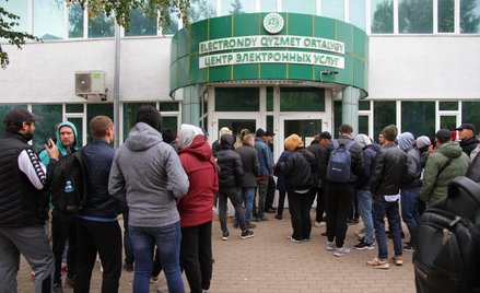Rosjanie tłoczący się w kolejce urzędu w Kazachstanie