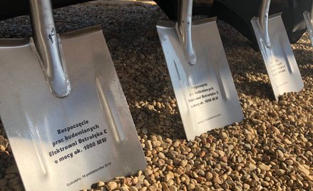 Pamiątkowe łopaty po rozpoczęciu prac budowalnych w Ostrołęce