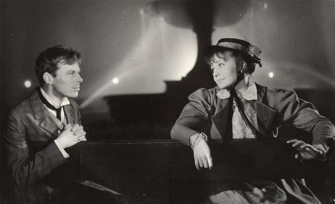 Jerzy Nasierowski i Elżbieta Czyżewska w „Godzinie pąsowej róży”, a w tle fontanna w Ogrodzie Saskim