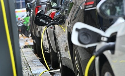 Elektryki przejmują europejski rynek. Producenci nie nadążają za celami Brukseli