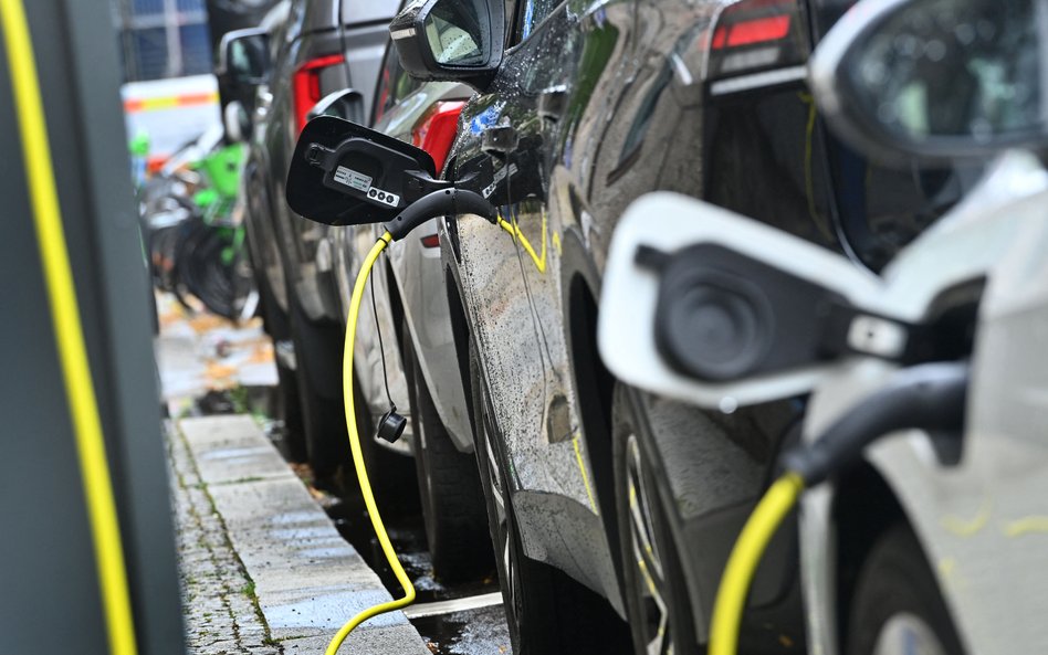 Elektryki przejmują europejski rynek. Producenci nie nadążają za celami Brukseli