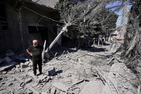 Mężczyzna sprawdza zniszczenia po izraelskim ataku na Liban. An-Nabatijja, fotografia z 21 czerwca 2