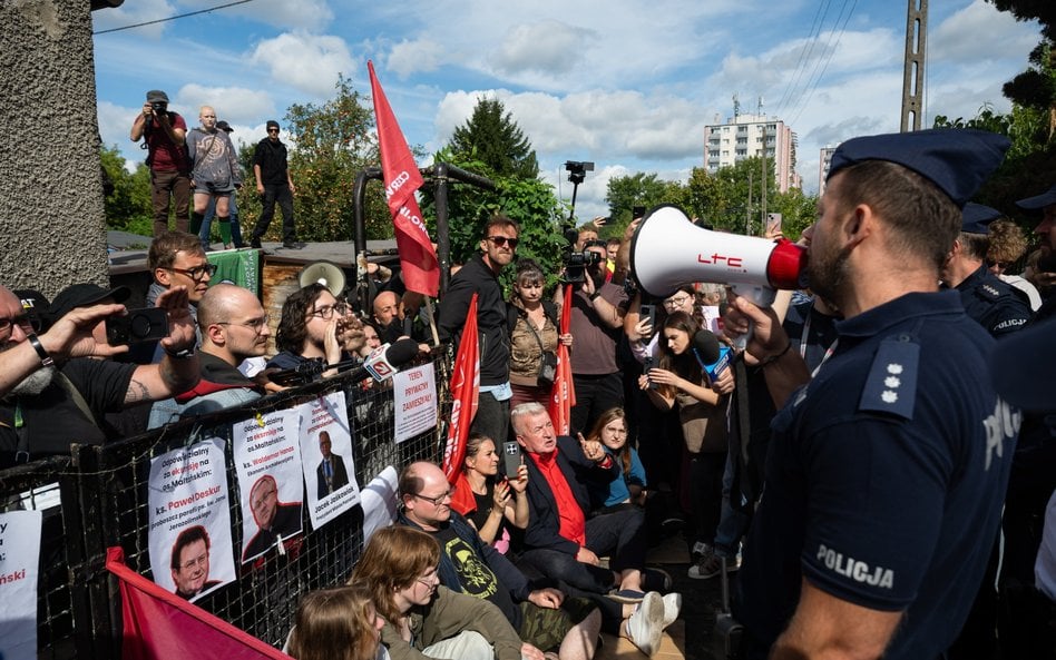 Eksmisja komornicza na Osiedlu Maltańskim w Poznaniu. Na Jednej z posesji osiedla rozpoczęły się czy