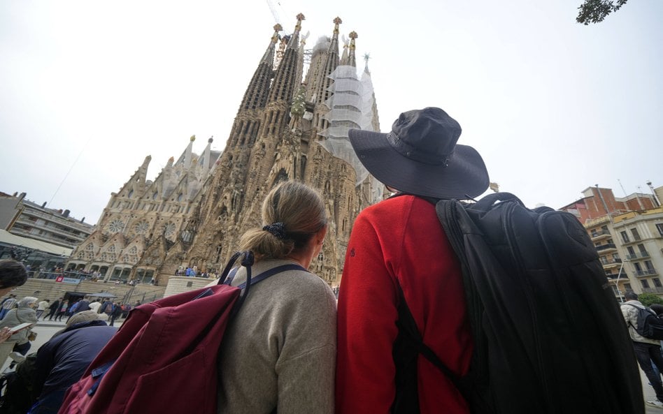 Turyści nadal licznie odwiedzają Barceloną, ale zostawiają w niej mniej pieniędzy