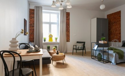 Ofert sprzedaży mieszkań przybywa. Czas poszukiwania klientów się wydłuża, a ceny z transakcji rzadk