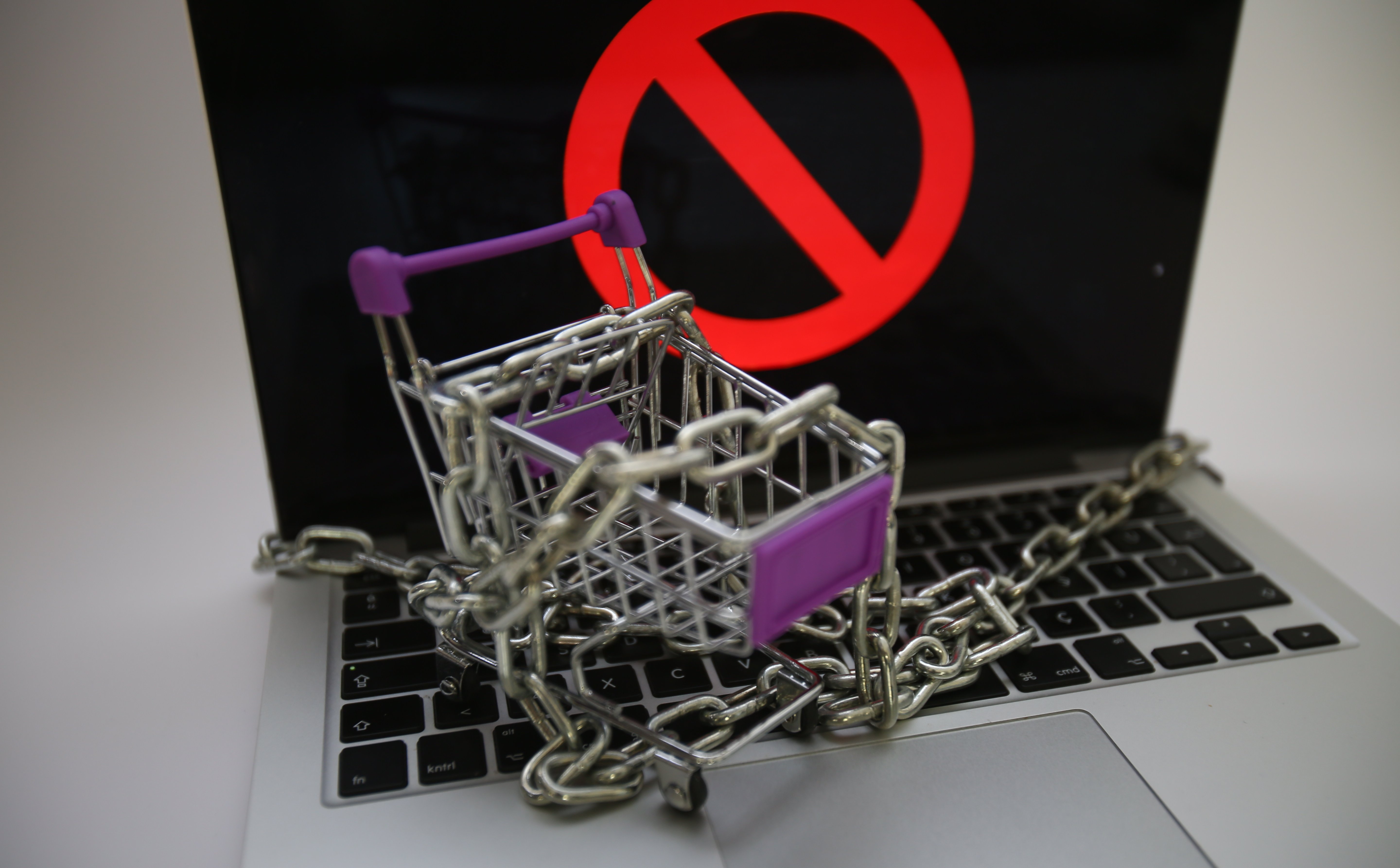 Na wojnie z alkoholową samowolą. Będą ograniczenia przy sprzedaży procentów przez internet?