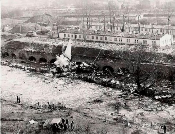 Maszyna po uderzeniu w ziemię rozpadła się na tysiące kawałków – większymi elementami było skrzydło 