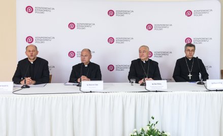 Od lewej: rzecznik KEP ks. Leszek Gęsiak SJ, biskup gliwicki Sławomir Oder, przewodniczący Zespołu K