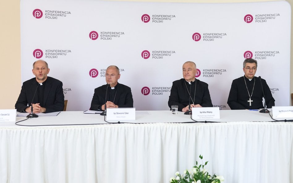 Od lewej: rzecznik KEP ks. Leszek Gęsiak SJ, biskup gliwicki Sławomir Oder, przewodniczący Zespołu K