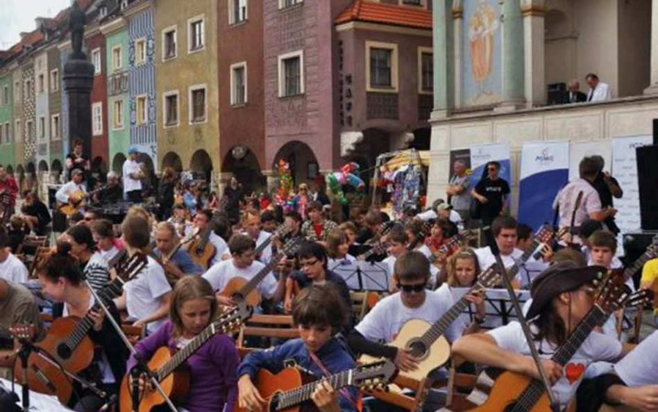 Ubiegłoroczny happening gitarowy na poznańskim Starym Rynku