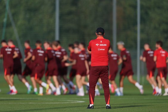 Selekcjoner reprezentacji Polski Michał Probierz podczas treningu kadry w podwarszawskich Książenica