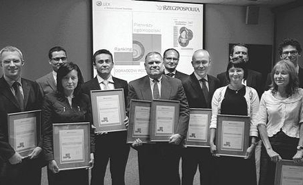 Laureaci rankingu z dyplomami, które otrzymali wczoraj w redakcji "Rzeczpospolitej"