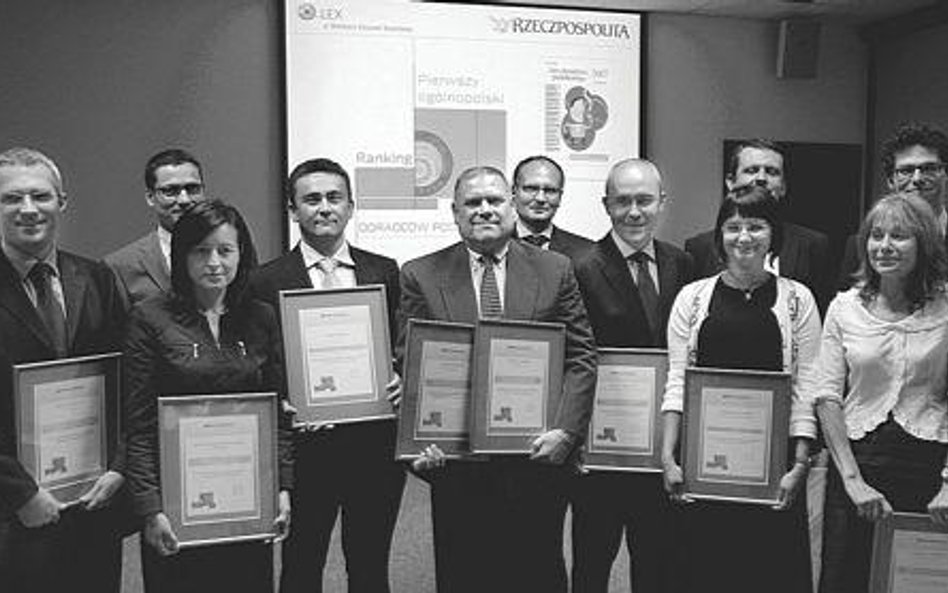 Laureaci rankingu z dyplomami, które otrzymali wczoraj w redakcji "Rzeczpospolitej"
