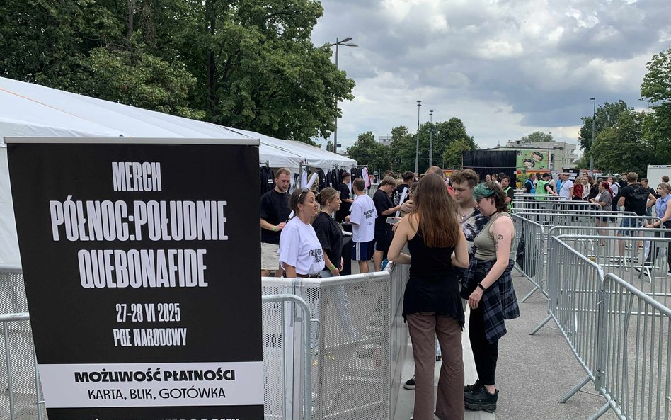 Stoisko z oficjalnymi gadżetami artysty