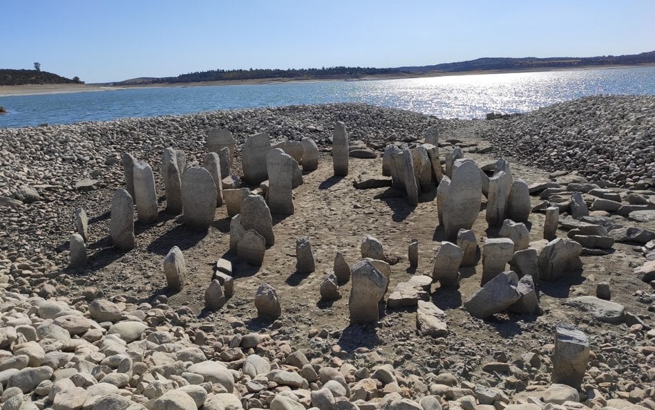 Dolmen de Guadalperal bardzo rzadko wyłania się z wody. W tym roku tajemniczą konstrukcję odsłoniła 