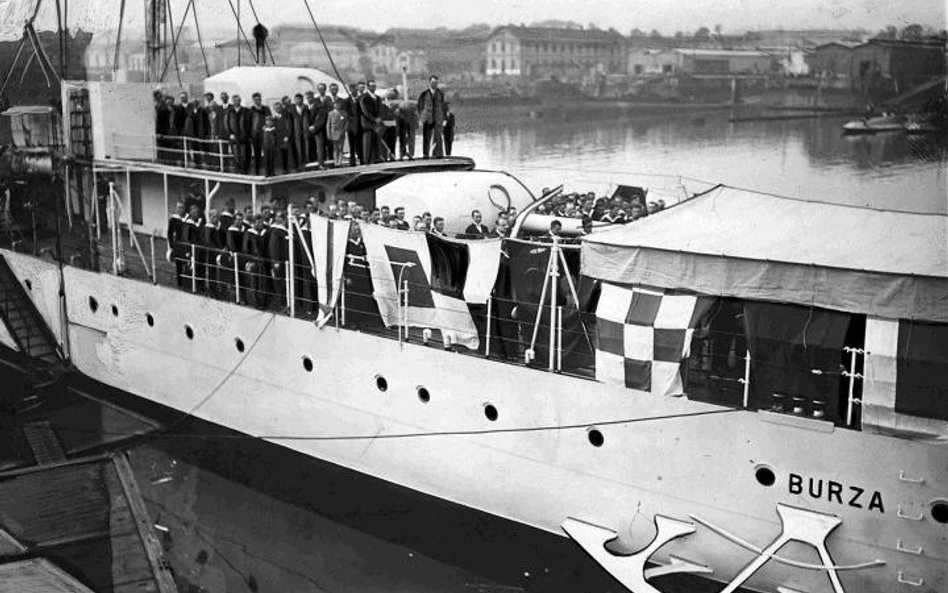 Podniesienie bandery na niszczycielu ORP „Burza” w Cherbourgu, 10 sierpnia 1932 r.