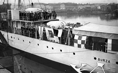 Podniesienie bandery na niszczycielu ORP „Burza” w Cherbourgu, 10 sierpnia 1932 r.
