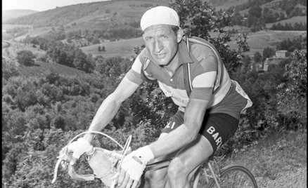 Gino Bartali, dwukrotny zwycięzca Tour de France i trzykrotny triumfator Giro d'Italia, w trakcie dr