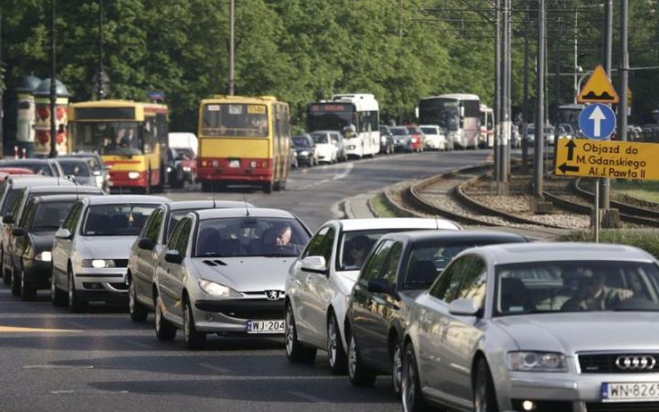 Kiedy od samochodów i paliwa można odliczyć cały naliczony VAT