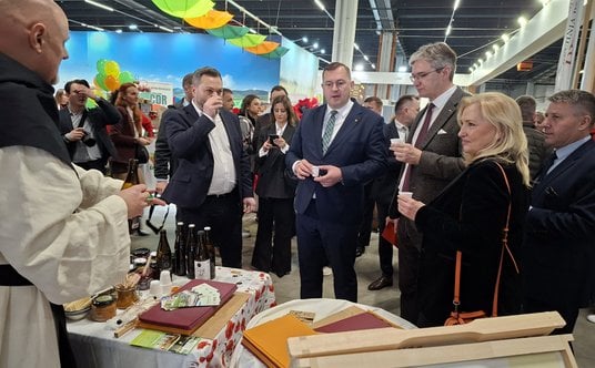 Minister rolnictwa Stefan Krajewski chętnie zatrzymywał się przy stoiskach i rozmawiał z wystawcami