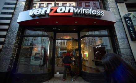 Verizon przejmuje internetową część Yahoo