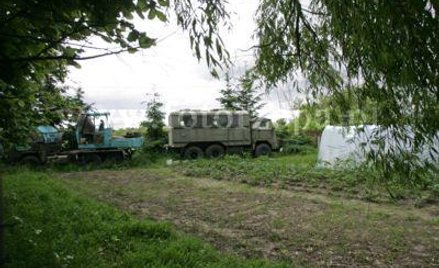 Chociaż nabywca tej działki jest wpisany do księgi wieczystej i ewidencji gruntów, sąsiedzi wchodzą 