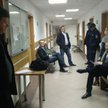 Jan Pawlicki (siedzi po lewej stronie) w oczekiwaniu na początek procesu