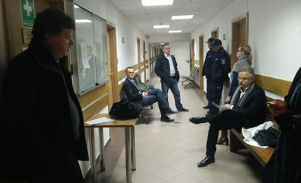 Jan Pawlicki (siedzi po lewej stronie) w oczekiwaniu na początek procesu