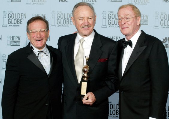 Gene Hackman z nagrodą Cecila B. DeMille'a, wręczoną mu przez Robina Williamsa i Michaela Caine'a po