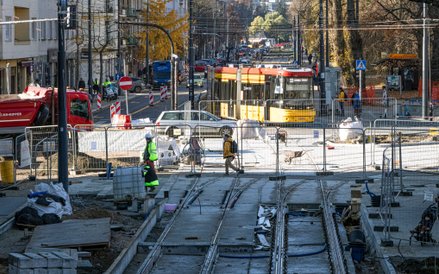 Skrzyżowanie Rakowieckiej z al. Niepodległości. Patrzymy w kierunku zachodnim