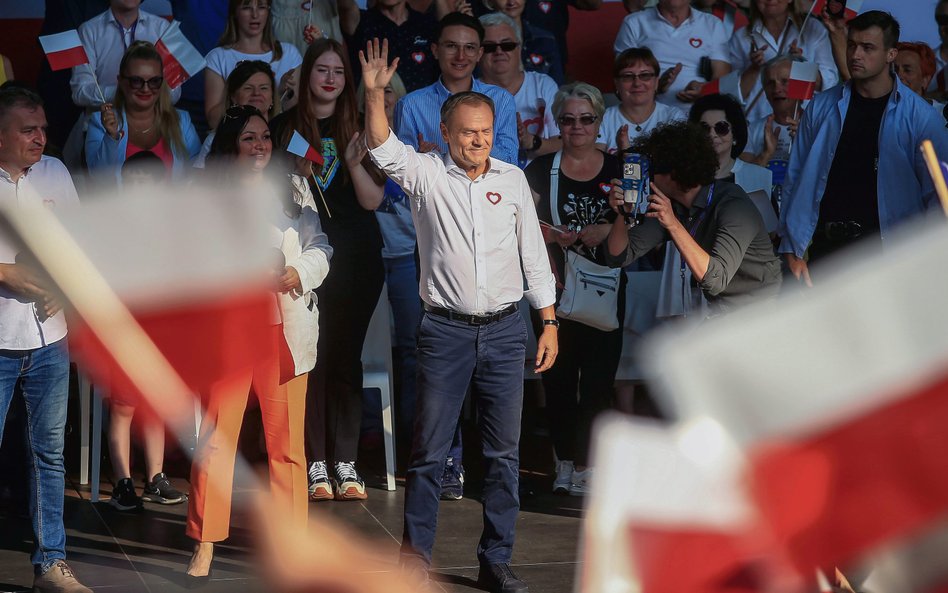 Donald Tusk zdecydował, że w opozycji ma się liczyć tylko on (na zdjęciu podczas lipcowego wiecu w K