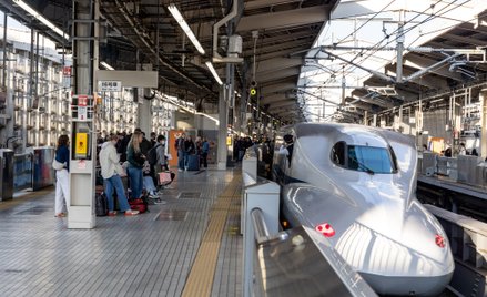 Pociąg typu shinkansen na dworcu w Kioto, jednym z najpopularniejszych celów podróży turystów odwied