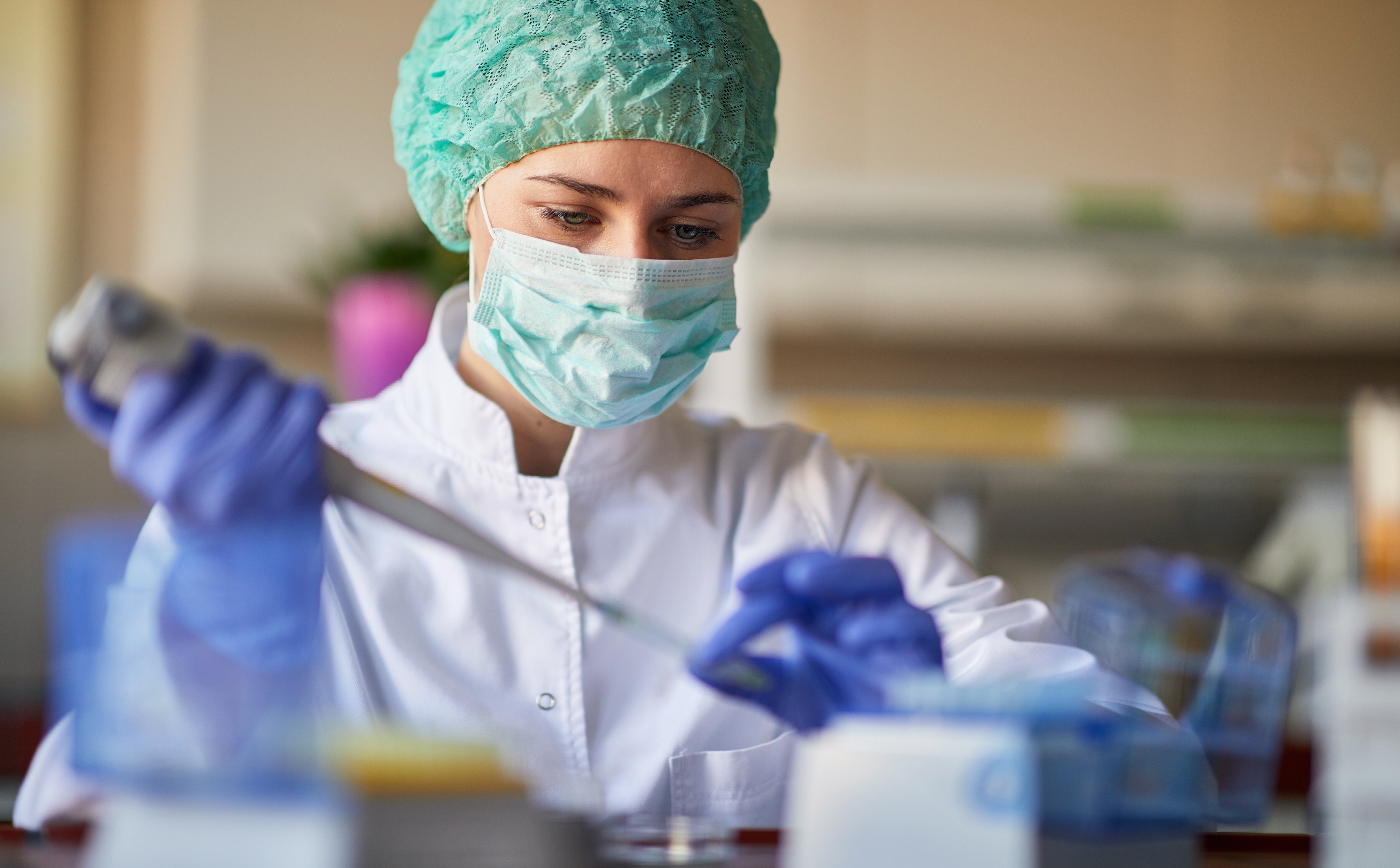 Naukowy przełom: sztuczna inteligencja, która programuje życie