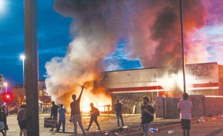 W wielu amerykańskich miastach antyrasistowskie protesty zmieniły się w gwałtowne zamieszki, plądrow