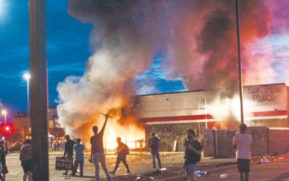 W wielu amerykańskich miastach antyrasistowskie protesty zmieniły się w gwałtowne zamieszki, plądrow