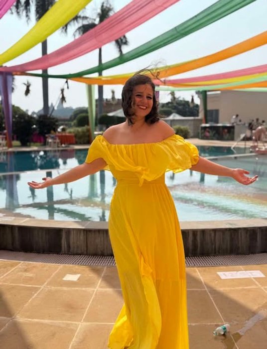 Asal Mansuri zginęła w Teheranie. Na jej grobie widnieje napis: „Żyła jak słonecznik”