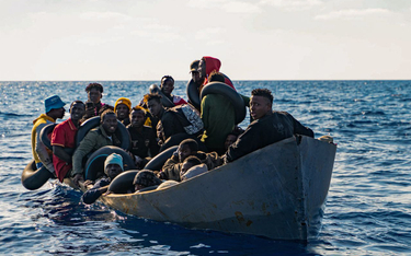 Liczba przejść migracyjnych przez środkową część Morza Śródziemnego do UE „wzrosła ponaddwukrotnie” 