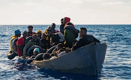 Liczba przejść migracyjnych przez środkową część Morza Śródziemnego do UE „wzrosła ponaddwukrotnie” 