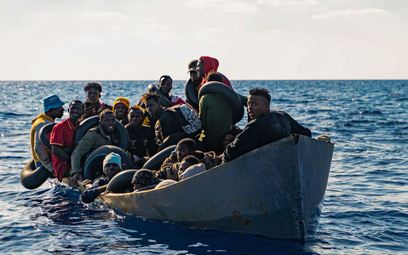 Liczba przejść migracyjnych przez środkową część Morza Śródziemnego do UE „wzrosła ponaddwukrotnie” 