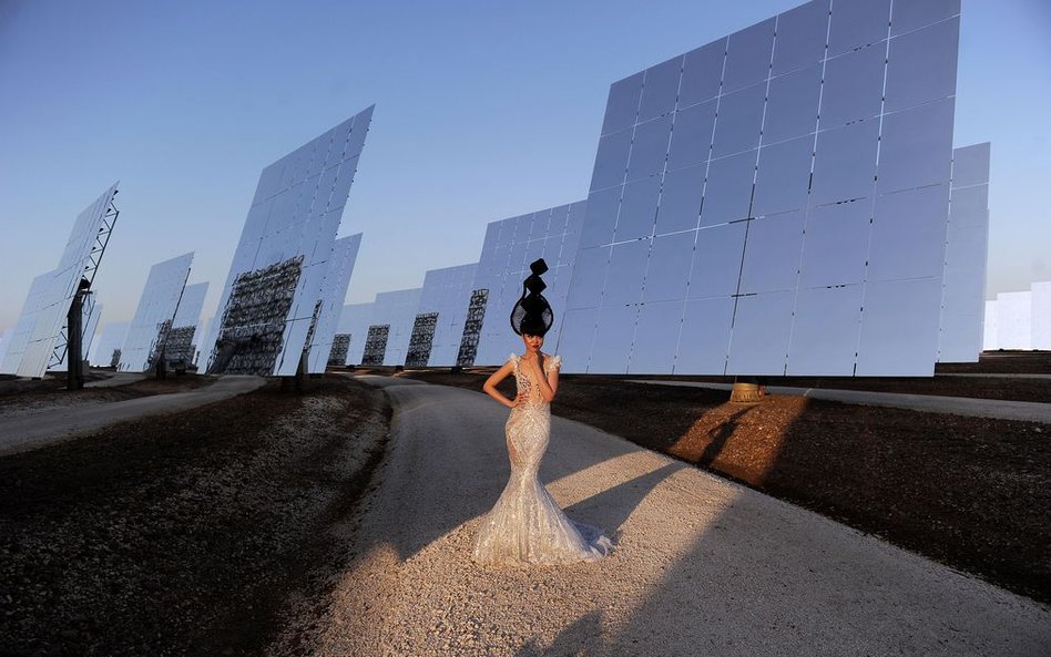 Wietnamska producent i modelka Jessica Minh Anh prezentująca kreację podczas Jessica Minh Anhís Summ